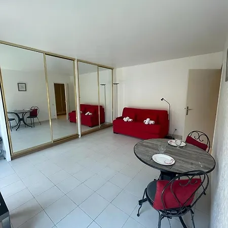 A Deux Pas Du Palais Des Festivals *